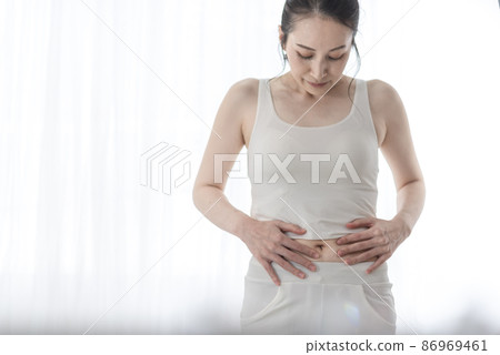 A woman who cares about her stomach 86969461