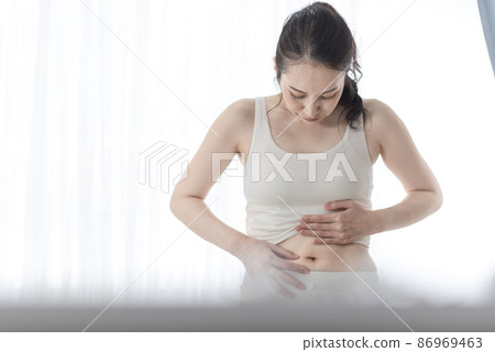 A woman who cares about her stomach 86969463