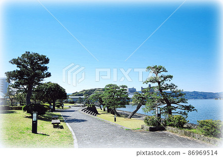 [Painting style] Bright and refreshing scenery on the eastern shore of Lake Shinji in fine weather ... Matsue City, Shimane Prefecture (fine weather) 86969514