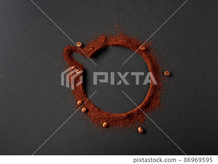Coffee beans and coffee powder with round copy space. 86969595