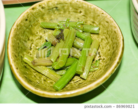 在尾瀨的山間小屋和原的小屋享用晚餐，輕微醃製的蕁麻 86969821