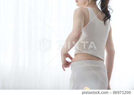 A woman holding the stomach meat 86971200