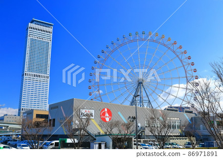 [Osaka] SiS Rinku Tower and Rinku no Hoshi Ferris Wheel under clear skies 86971891