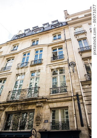 巴黎城市景觀，一座歷史悠久的石製建築 86973877