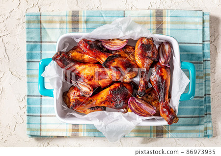 Grilled chicken drumsticks and red onion 86973935