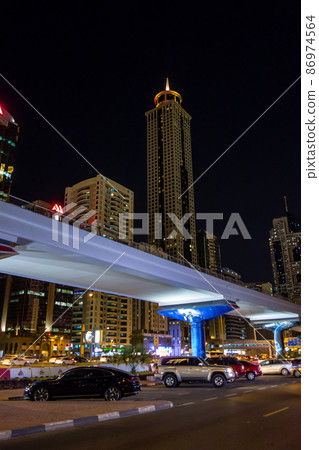 阿拉伯聯合酋長國迪拜摩天大樓的夜景 86974564