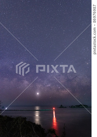 金星照亮了大海，銀河和燈塔在星空中側身流動，遍布大羽島，島上有七塊來自富士山的岩石。 86976987