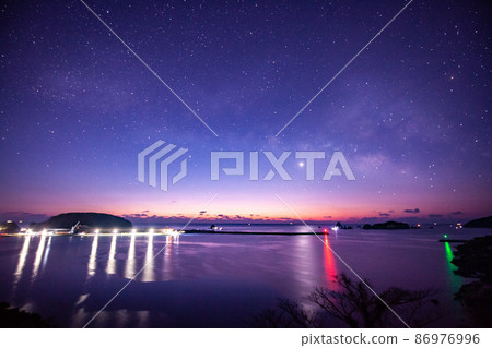 Venus illuminates the sea with the Milky Way and the lighthouse flowing sideways in the starry sky that spreads over Oba Island, which is lined with seven rocks from Mt. Venus illuminates the sea with the Milky Way and the lighthouse flowing sideways in the starry sky that spreads over Oba Island, which is lined with seven rocks from Mt. 86976996