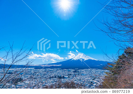 Fujiyoshida City seen from Arakurayama Sengen Park in winter [Yamanashi Prefecture] 86977219