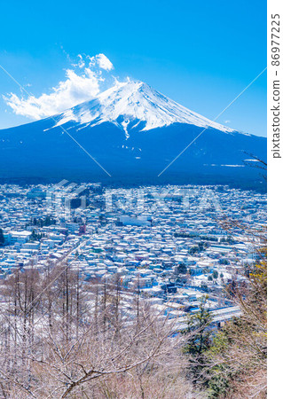 Fujiyoshida City seen from Arakurayama Sengen Park in winter [Yamanashi Prefecture] 86977225
