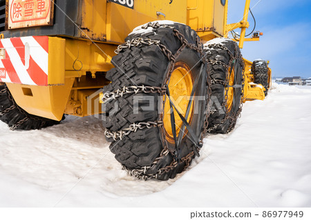 Large tires with chains 86977949