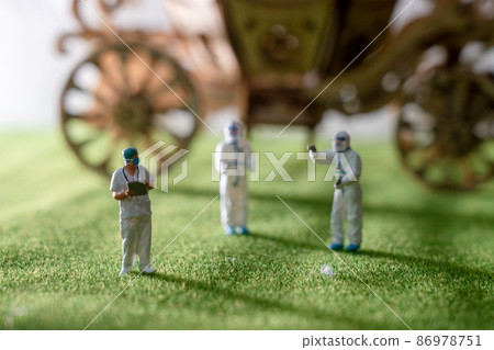 A doctor who measures the temperature in front of a pumpkin carriage and a doctor who visits 86978751