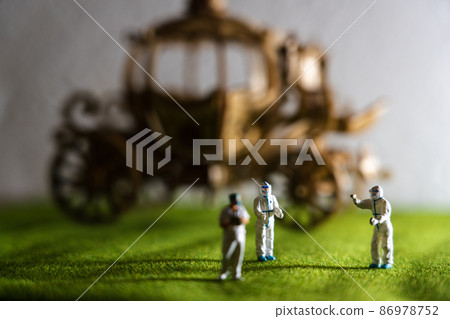 A doctor who measures the temperature in front of a pumpkin carriage and a doctor who visits 86978752