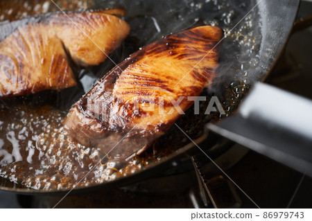 Cook teriyaki yellowtail in a frying pan 86979743