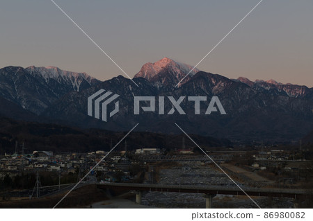 Mukawa-cho, Hokuto City, Mt. Kaikoma in the Southern Alps dawning while dyeing the mountain surface in pink Mukawa-cho, Hokuto City, Mt. Kaikoma in the Southern Alps dawning while dyeing the mountain surface in pink 86980082