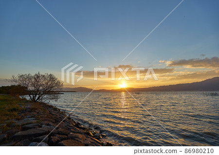 Sunset on the shores of Lake Biwa 86980210