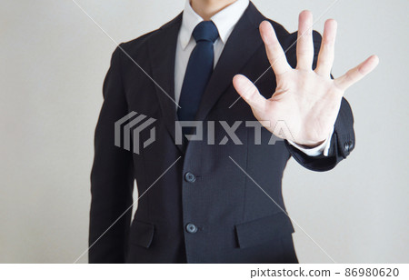 A businessman who poses for a wait 86980620