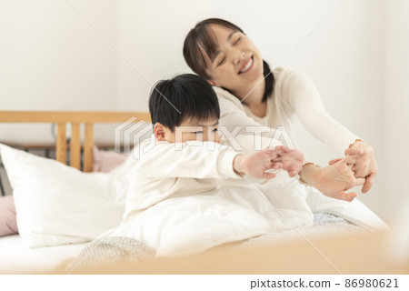 Father and mother of bed waking up 86980621