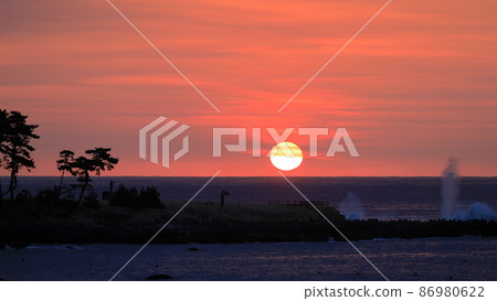 The sun at sunrise in Iwaizaki, Kesennuma 86980622