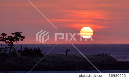 The sun at sunrise in Iwaizaki, Kesennuma 86980623