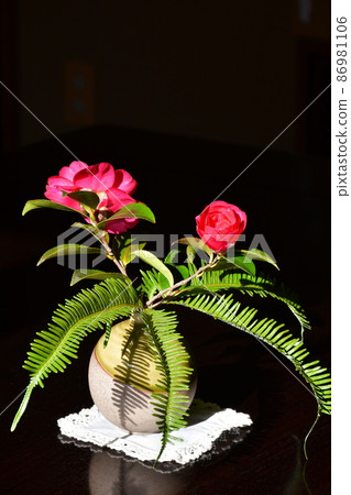 Ikebana Japanese-style room with a single flower Ikebana Japanese-style room with a single flower 86981106