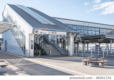 愛知縣豐田市南口前的名鐵土橋站車站大樓和廣場 86981156