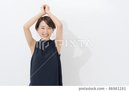 無袖女性白色背景 無袖女性白色背景 86981281