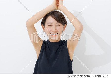 無袖女性白色背景 無袖女性白色背景 86981284