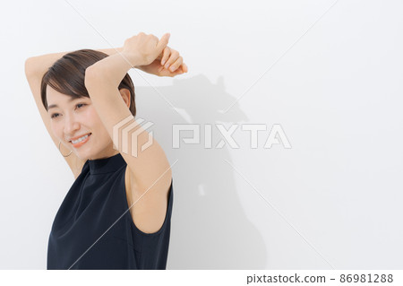 無袖女性白色背景 無袖女性白色背景 86981288
