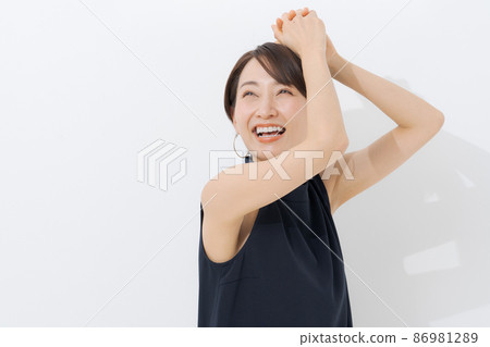 無袖女性白色背景 無袖女性白色背景 86981289
