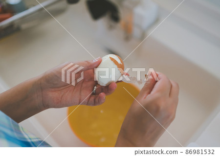 剝煮雞蛋的主婦 86981532