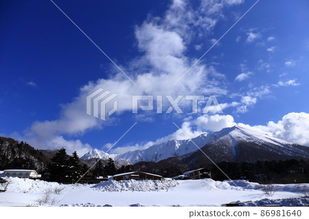 博麗大仙和鳥取縣的北牆,被雪覆蓋,顯示出崎嶇不平 博麗大仙和鳥取縣的北牆,被雪覆蓋,顯示出崎嶇不平 86981640