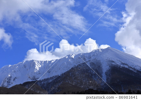 博麗大仙和鳥取縣的北牆,被雪覆蓋,顯示出崎嶇不平 博麗大仙和鳥取縣的北牆,被雪覆蓋,顯示出崎嶇不平 86981641