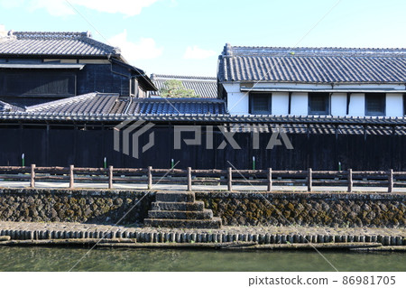 Townscape with continuous warehouses along the Tomoeha River in Tochigi City Townscape with continuous warehouses along the Tomoeha River in Tochigi City 86981705