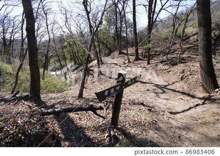 大田區八王子之丘徒步路線 從唐佐山到菅潮峠到稻田山峠 0.1km 到稻田峠的實物標誌 大田區八王子之丘徒步路線 從唐佐山到菅潮峠到稻田山峠 0.1km 到稻田峠的實物標誌 86983406
