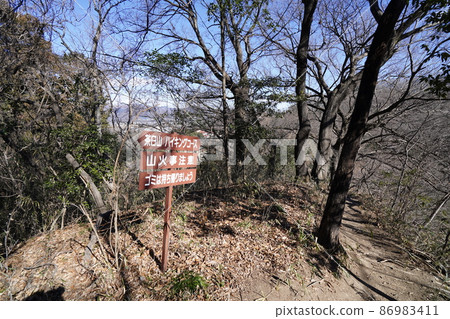 大田區、桐生市、八王子山徒步旅行、從稻田山口到茶臼山、爬到茶臼山登山路線的山脊 86983411