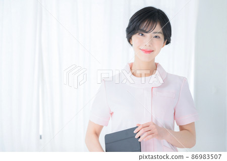 A female portrait that is easy to use for the image of a beauty nurse or nurse. There is a copy space on the left. Pink A female portrait that is easy to use for the image of a beauty nurse or nurse. There is a copy space on the left. Pink 86983507
