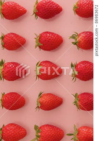 Strawberries lined up at equal intervals Vertical composition far Strawberries lined up at equal intervals Vertical composition far 86983672