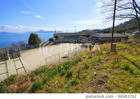 Mushima, the southernmost island of Okayama Prefecture, Kasaoka City Rokushima Elementary School and [Closed] Kasaoka City Mushima Junior High School, Kasaoka City, Okayama Prefecture 86983762