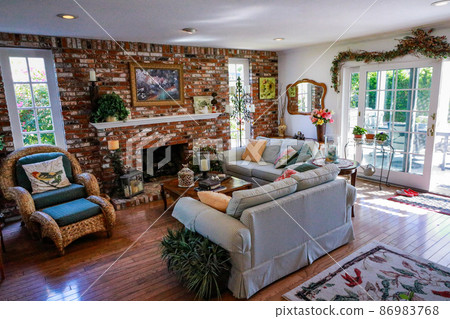 Interior of a detached house near Los Angeles (living room) 86983768