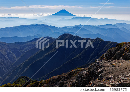 富士山從南阿爾卑斯山的山頂看到,山。 富士山從南阿爾卑斯山的山頂看到,山。 86983775