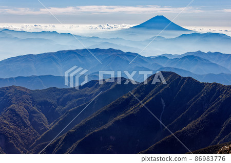 富士山從南阿爾卑斯山的山頂看到,山。 富士山從南阿爾卑斯山的山頂看到,山。 86983776