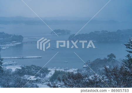 從松島公園西行（宮城縣松島町）看日本三大名勝之一的松島灣 86985783