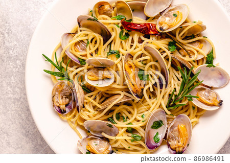 Seafood pasta with clams Spaghetti alle Vongole on a light background Seafood pasta with clams Spaghetti alle Vongole on a light background 86986491