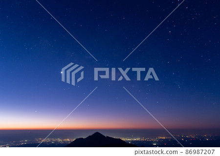 冬天的唐國山的黎明 冬天的唐國山的黎明 86987207