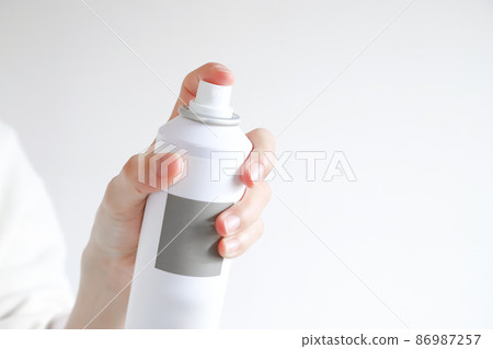 Female hand to spray 86987257