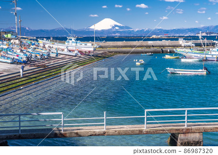 《Kanagawa Prefecture》 Mt. Fuji and fishing boat Manase fishing port 86987320