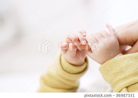 亞洲嬰兒握著媽媽的手指 86987331