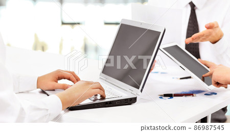 Close up of group of business people working at the office 86987545