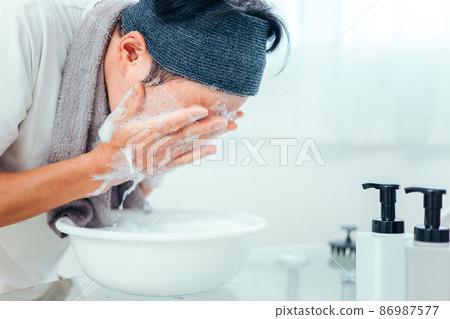 Men who wash their face with foam (face wash) 86987577